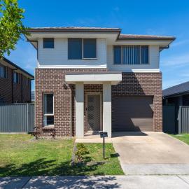 Spacious 4-Bedroom Home Near University & Shops