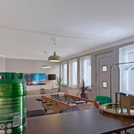 Zentr Stuttgart Gruppen-Duplex 13 Schlafplätze, PS5, Spiele & Terrasse, hotel in Stuttgart