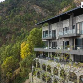 StayVista at Uno - The Himalayan Den with Bonfire, hotel in Barog