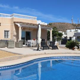 Chalet Athos, Ferienwohnung mit Pool,Dachterasse, Meer und Bergblick in San Juan de los Terreros, hotel in Pulpí