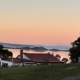 Wylah Cottage for a Peaceful Bruny Island Escape with Water Views, Fireplace & Wallabies, hotel a Simpsons Bay