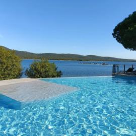 Appt neuf 2-4 pers avec loggia - Piscine chauffée - Bord de mer - Corse du Sud- Bonifacio, hotel in Pianottoli-Caldarello