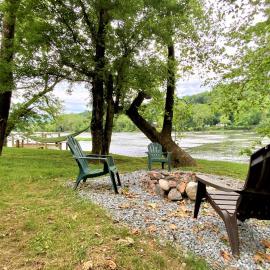 Barney's Retreat- Rustic cabin on the river - now with Starlink!, hotelli kohteessa Luray