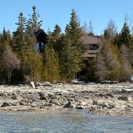Timber Shores Rustic Waterfront Log Cabin, hotel a Stokes Bay