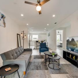 Metro View 2BR I Parking I King Bed I Workspace
