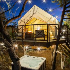Treehouse Glamping at Pecan Haven W Hot Tub, hotelli kohteessa Luckenbach