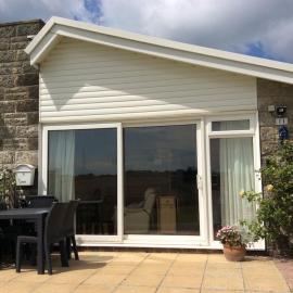 Cliff End Self catering bungalow with sea views in beautiful rural West Wight Free WiFi and ferry offers available Short walk to beach, hotel in Isle of Wight