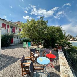 KIVERI 1876 traditional seafront cottage, Hotel in Kiveri