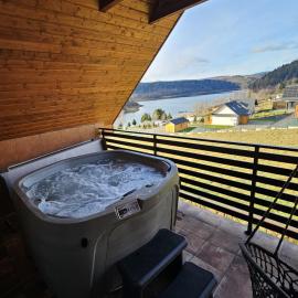 Dom Woda PRYWATNE JACUZZI ELEKTRYCZNE w cenie, Jezioro Solińskie, Dom Na Wzgórzu, rowery, sauna, hotel di Zawóz