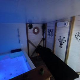 Roulotte de Camille, avec bain à remous, hotelli kohteessa Winnezeele