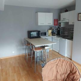 appartement a l'étage d'une maison avec entrée commune par ma maison comprenant une chambre avec un grand lit , une d'enfant et un clic-clac dans la piece de vie