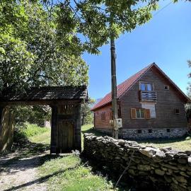 Vila ATX - Cabană Alpina din Lemn în Inima Naturii Relaxare în Natură Liniște, Râu, Foișor și Spațiu pentru Joacă, hotel v destinácii Marga