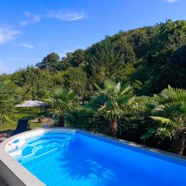 Privates Ferienhaus mit Pool & Whirlpool in Bad Dürkheim, hotell i Bad Dürkheim