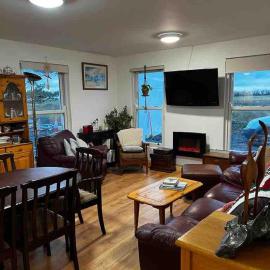 River View - Modern 4 Bedroom Bungalow, hotel sa Cabraghkeel