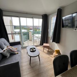Coco studio 2 adultes et 2 enfants avec terrasse vue sur le Lac et accès parc aquatique gratuit, hotelli kohteessa Talmont