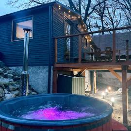 Wellness Chata Hideaway se saunou a vířivkou, hotel in Třebechovice pod Orebem