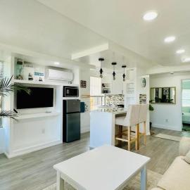 Modern 1BR Suite Boutique 5 Miles to Beach، فندق في كليرووتر