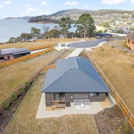 Gorgeous 4 Bedroom House - Blackmans Bay
