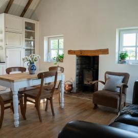 Charming Dutch Country Cottage with Private Garden, hotel in Baak