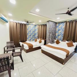 Hotel Shree Vijay I 966o9o1oo6 just 80mtr from Shreenathji temple 1min away By SK, hotel in Nāthdwāra