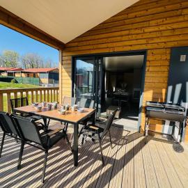 Magnifique chalet climatisé avec jardin adapté PMR, Hotel in Giffaumont