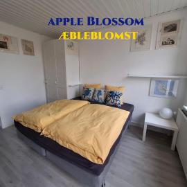 Apple Blossom Studio - "Den Gule Svane" Guest House - near Rønne and Beach, hotel em Rønne