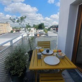 Bel appartement neuf 3 chambres proche Paris et Stade de France, parking gratuit, 5 min RER CDG aéroport et gare du Nord, quartier calme, proximité tous commerces, hotel in Aubervilliers