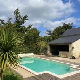 Viesnīca Maison centre Bourgueil avec piscine 8 p pilsētā Bourgueil