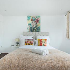Ephatha House 4-Bedrooms, Sleeps 11, Free Parking, Garden, hotel in Hatfield