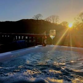 Lodge by the Lake - Lake District - Hot Tub, hotelli kohteessa Bassenthwaite