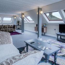 The Penthouse - 1 Bedroom Penthouse - Milford Haven, hotel in Milford Haven