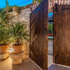 Roman style stone Villa Lux Solis, hotel en Nin