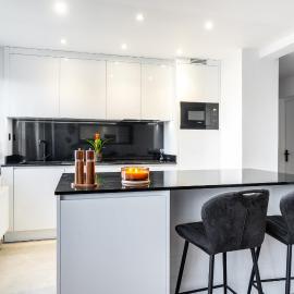 Luxueux, climatisé, 2 chambres, parking privé inclus, design, confort premium, 80 m2, proche gare SNCF