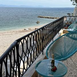 Fronte Mare Suite - Sea Front Luxury Suite With Private Beach Patio – hotel w mieście Benitses