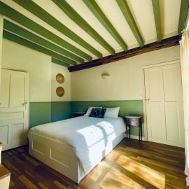 La Suite St Michel - Chambre privée avec salon, hotel in La Ferté-Saint-Aubin