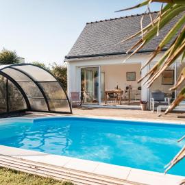 Tipoz'Immo - Belle Bretagne piscine chauffée - proche de la mer - wifi inclus - linge inclus et lits faits - jardin clos - animaux bienvenus - proche des commerces et des attractions touristiques, hotel in Plovan