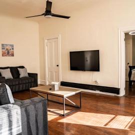 One Bed Retreat in Long Branch, hotel i Long Branch