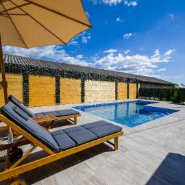 Holiday Home Kapela, Hotel in Tomišići