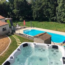 Maison accueillante avec piscine à Chalandray