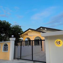 ชรินพูลวิลล่าบางแสน Swan Villa Bangsaen Won Beach, Hotel in Ban Thai Don (1)