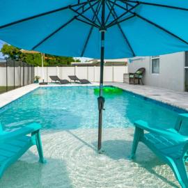5 Star, Twin Home, Heated Pool Located D-town Cape
