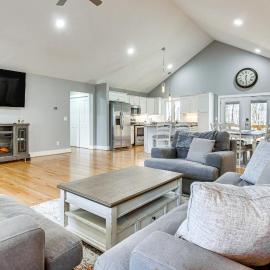 Modern Retreat w/ Mtn Views in Maggie Valley!, hotel in Maggie Valley