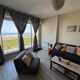 Biscarrosse Plage: T2 avec Terrasse, Parking, Face Océan - FR-1-319-200, hotel in Biscarrosse-Plage
