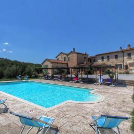 Farmhouse in Tuscany with Pool & Scenic Views, hotel in Asciano