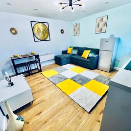 Luxury 1B Chalet wt free parking nr LTN Airport, L&D Hosp, Whipsnade Zoo, fast trains to Central London, hotel in Luton
