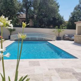 Un air de Provence climatisé, piscine disponible seulement en fin de journée - un parking gratuit - Proche de l'A7-A9, viešbutis Oranže