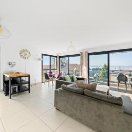Bright modern apartment with lake view in Evian, hotel a Neuvecelle