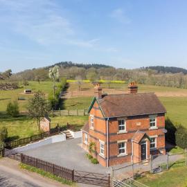 Coronation Cottage - With Woodfired Hot Tub