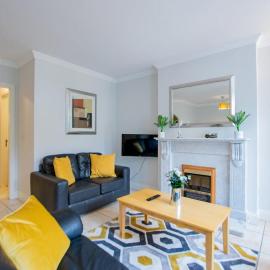 29 - Spacious 2BR Apartment - Sleeps 6, Hotel in Galway