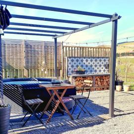 Rural Private Lodge - With Hot Tub - Outdoor Kitchen and Covered Lounge for Two, hotel a Crook of Devon
